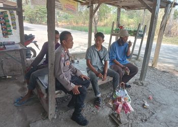 Bhabinkamtibmas Mekarjaya Sambangi Warga, Ajak Aktif Menjaga Kamtibmas