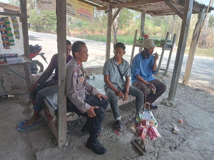 Bhabinkamtibmas Mekarjaya Sambangi Warga, Ajak Aktif Menjaga Kamtibmas