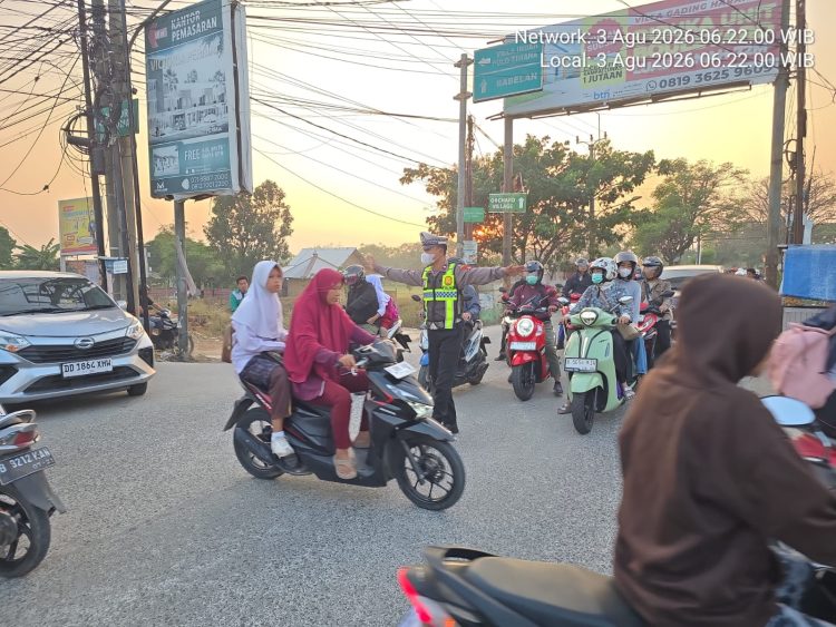 Jaga Jakarta Jaga Bekasi, Personel Polsek Babelan Atur Lalu Lintas pada Jam Berangkat Kerja