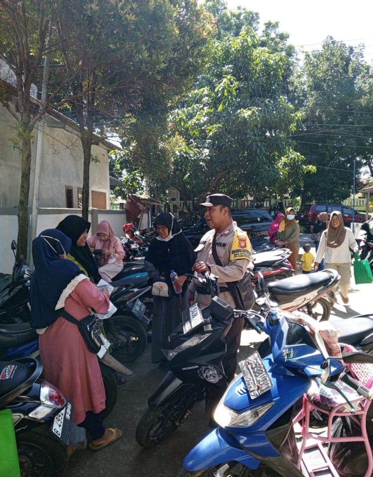 Bhabinkamtibmas Setiajaya Sambangi Warga, Ajak Bersama Jaga Kerukunan dan Kamtibmas