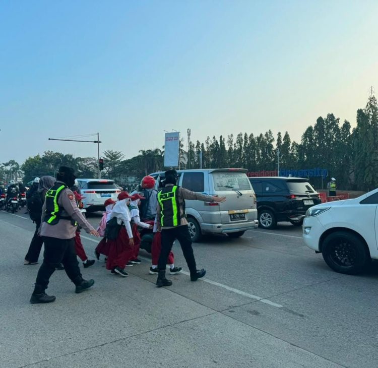 Polwan Polres Metro Bekasi Laksanakan Pengaturan Lalu Lintas Pagi di Sejumlah Titik