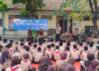 POLICE GOES TO SCHOOL: TANAMKAN TERTIB BERLALU LINTAS DAN CEGAH BULLYING SEJAK DINI
