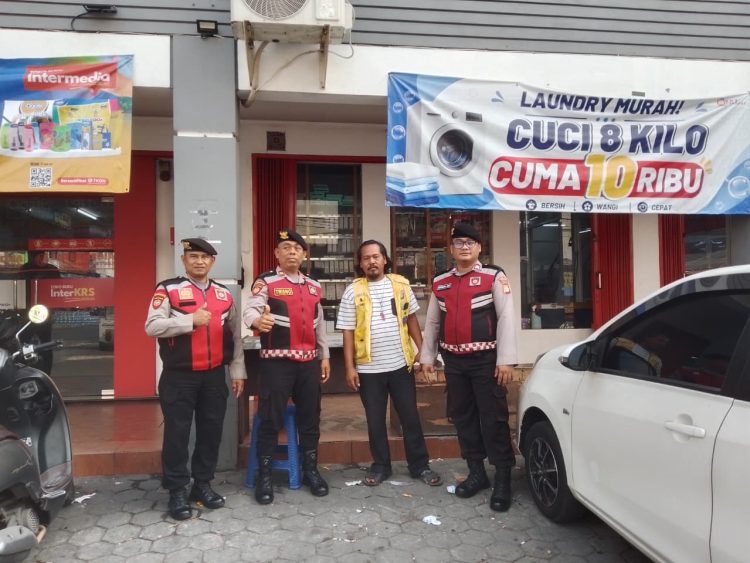 Patroli Jalan Kaki di Ruko Roxy Jababeka, Polisi Ingatkan Warga Waspada Curanmor dan Kejahatan Jalanan