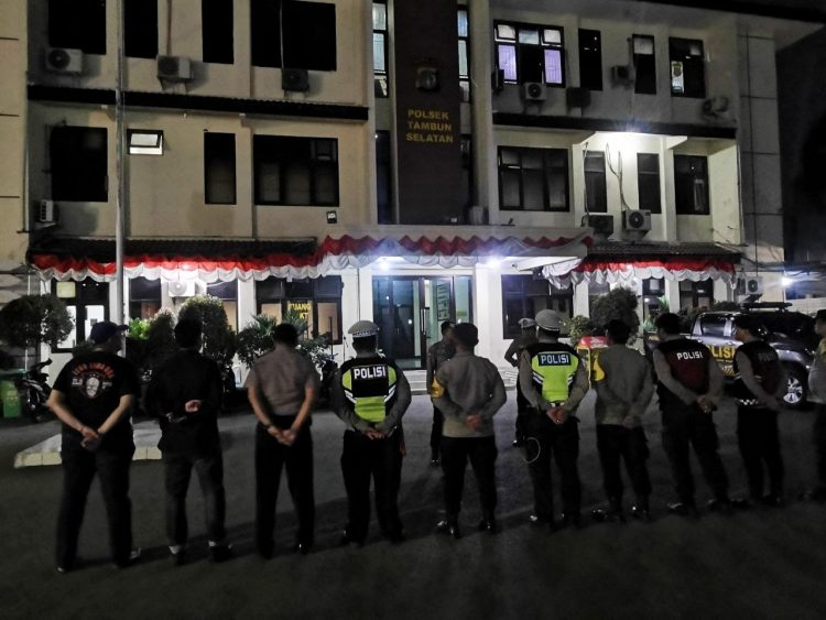 Delapan Personel Polsek Tambun Selatan Patroli Jalur Rawan hingga Dini Hari