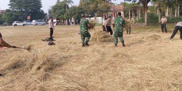 SAMBUT HUT KE-81 RI, MUSPIKA CIKARANG TIMUR GELAR KERJA BAKTI BERSIHKAN LINGKUNGAN