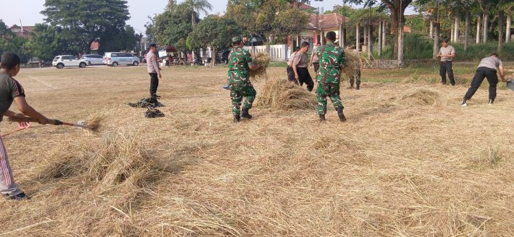 SAMBUT HUT KE-81 RI, MUSPIKA CIKARANG TIMUR GELAR KERJA BAKTI BERSIHKAN LINGKUNGAN