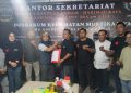 Ketua DPC Bekasi Raya Maret Sianturi Serahkan SK Posbakum Mustikajaya kepada Erwindo Tarigan