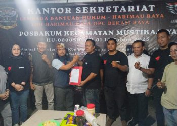 Ketua DPC Bekasi Raya Maret Sianturi Serahkan SK Posbakum Mustikajaya kepada Erwindo Tarigan