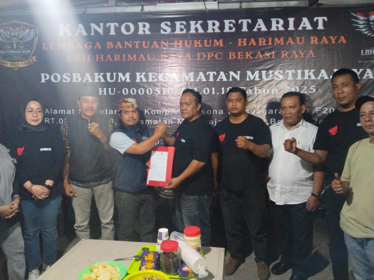 Ketua DPC Bekasi Raya Maret Sianturi SH, Serahkan SK Posbakum Mustikajaya kepada Erwin di Tarigan.SH.Mba