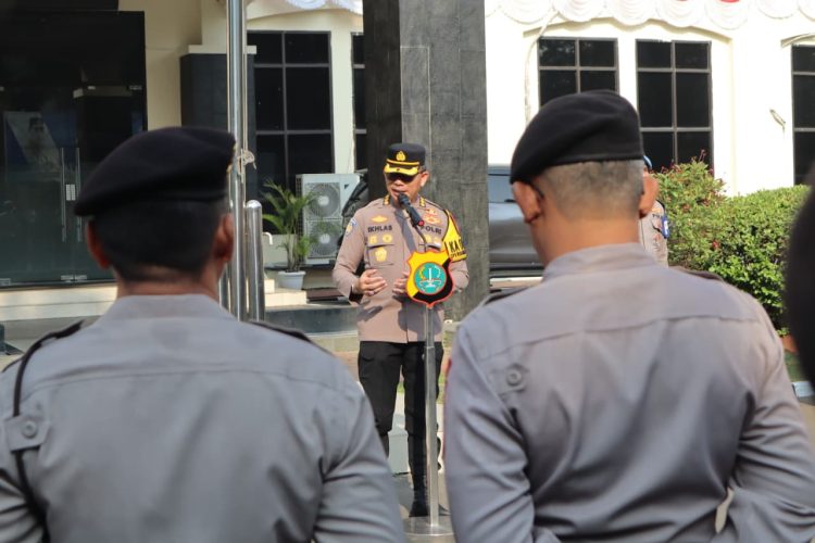 Pimpin Apel Pagi, Plh Kapolres Metro Bekasi Tekankan Pelayanan Masyarakat, Netralitas Pilkades dan Disiplin Personel