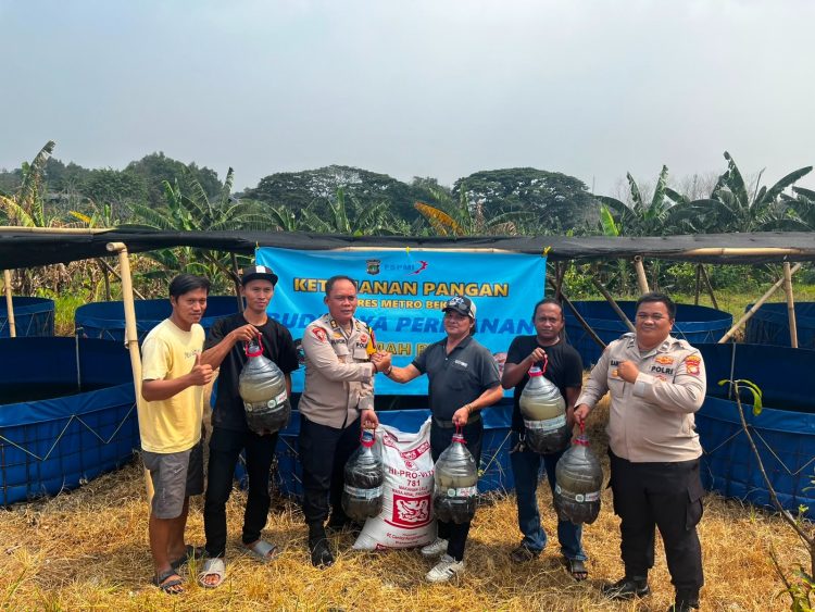 Ketahanan Pangan, Berdayakan Buruh! Polres Metro Bekasi Berikan 12 Kolam Bioflok dan Bibit Lele