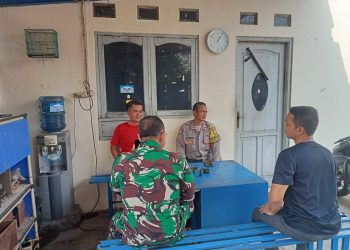 Jaga Jakarta Jaga Bekasi, Bhabinkamtibmas dan Babinsa Sambangi Warga Mekarjaya