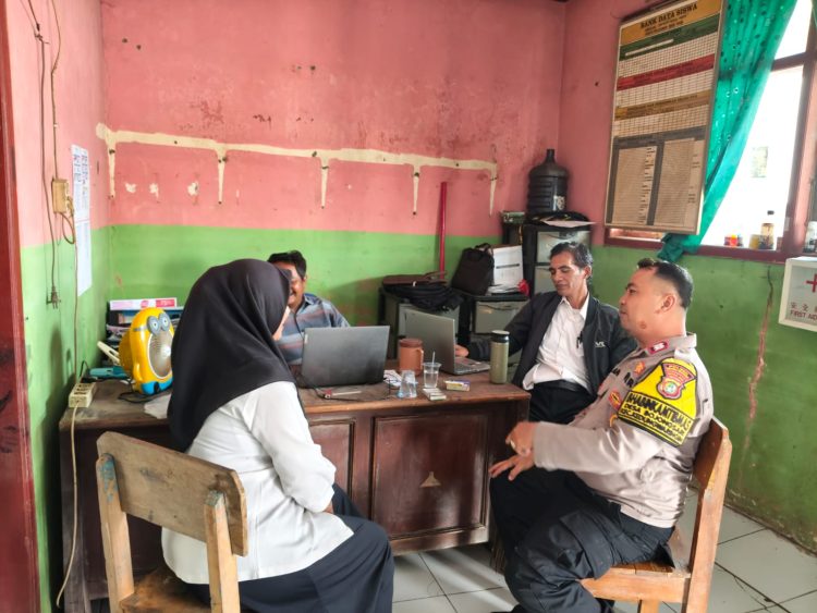 Bhabinkamtibmas Polsek Kedungwaringin Sambangi Warga Bojongsari, Ajak Aktif Jaga Kamtibmas