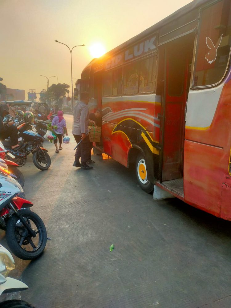 Polsek Cikarang Utara Atur Lalu Lintas di Depan Penampungan Pasar Baru, Arus Kendaraan Ramai Lancar