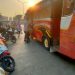 Polsek Cikarang Utara Atur Lalu Lintas di Depan Penampungan Pasar Baru, Arus Kendaraan Ramai Lancar