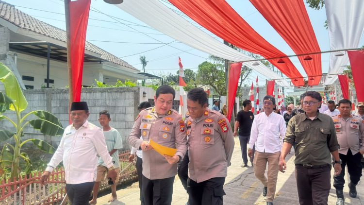Polres Metro Bekasi Dampingi Penilaian Lomba Gapura HUT RI ke-81 di Karangasatu
