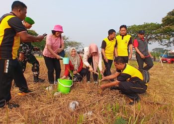 Polsek Cikarang Selatan Tanam Pohon dan Amankan Gerak Jalan Semarak HUT RI ke-81
