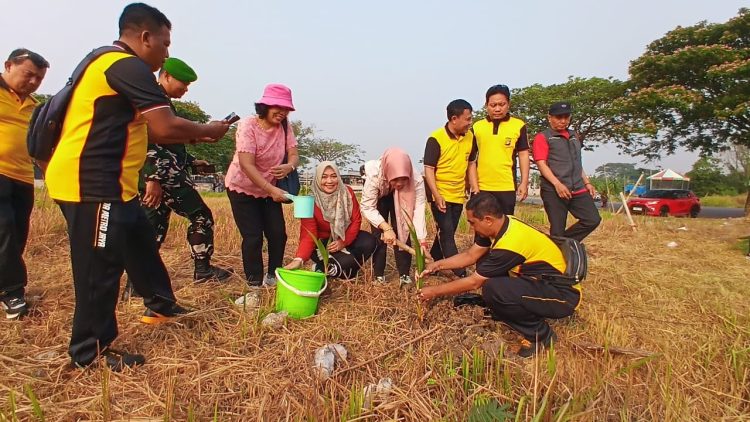 Polsek Cikarang Selatan Tanam Pohon dan Amankan Gerak Jalan Semarak HUT RI ke-81