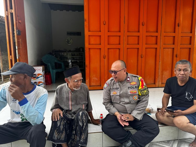 Bhabinkamtibmas Waringinjaya Sambangi Tokoh Agama, Ajak Warga Jaga Kamtibmas Jelang Pilkades
