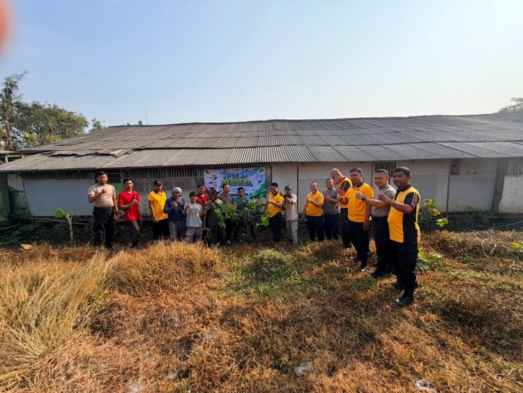 Polsek Tambelang Tanam Pohon Bersama Masyarakat dalam Program PMJ Merdeka Sambut HUT RI ke-81