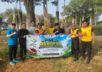 Polsek Cikarang Timur Bersama Masyarakat Tanam Pohon Tabebuya dalam Program PMJ Merdeka 2026