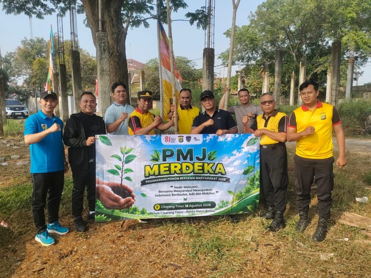 Polsek Cikarang Timur Bersama Masyarakat Tanam Pohon Tabebuya dalam Program PMJ Merdeka 2026