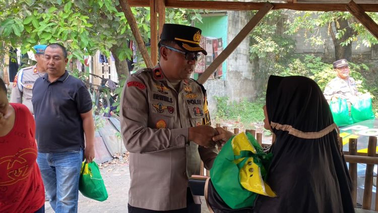 Jaga Jakarta Jaga Bekasi On The Spot, Polsek Cikarang Selatan Bagikan 100 Paket Sembako Sambut HUT RI ke-81
