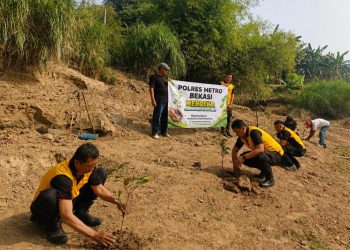 Jaga Jakarta Jaga Bekasi On The Spot, Polsek Cikarang Pusat Tanam Pohon Bersama Warga dalam Program Merdeka Bersama Masyarakat 2026