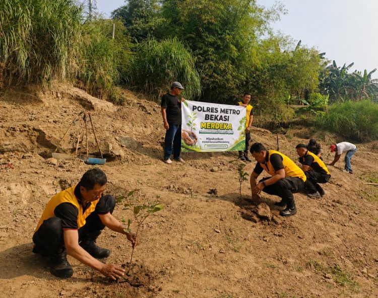 Jaga Jakarta Jaga Bekasi On The Spot, Polsek Cikarang Pusat Tanam Pohon Bersama Warga dalam Program Merdeka Bersama Masyarakat 2026