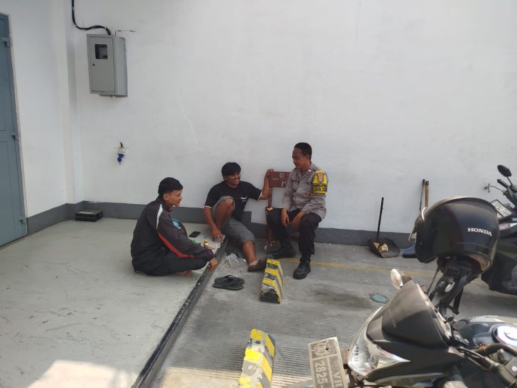Bhabinkamtibmas Kedungwaringin Sambangi Warga, Ajak Jaga Kondusivitas Jelang Pilkades
