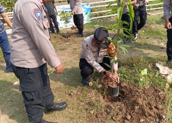 Polsek Kedungwaringin Bersama Masyarakat Tanam Pohon dalam Program PMJ Merdeka 2026