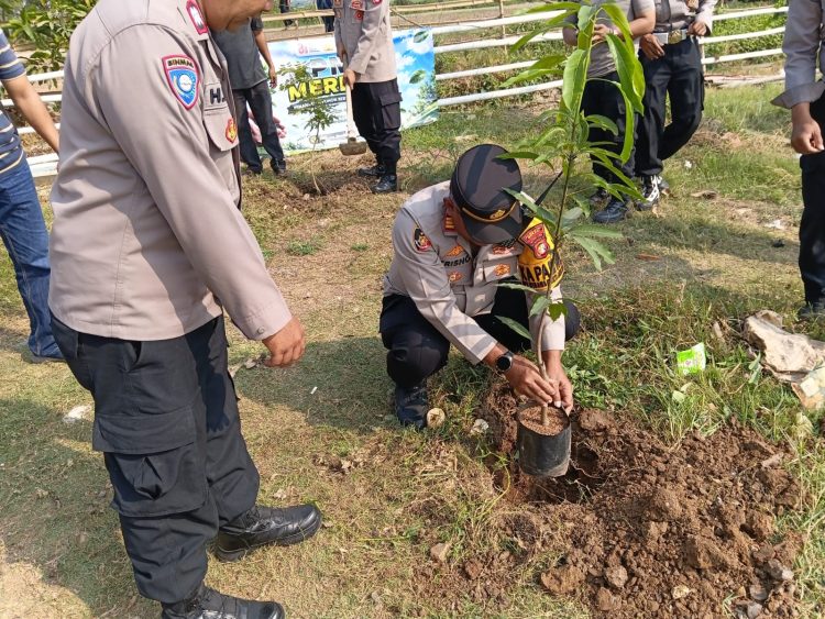 Polsek Kedungwaringin Bersama Masyarakat Tanam Pohon dalam Program PMJ Merdeka 2026