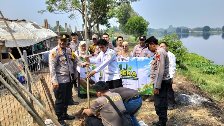 Jaga Jakarta Jaga Bekasi, Polsek Tambun Selatan Tanam 10 Pohon Tabebuya di Situ Cibeureum Sambut HUT ke-81 RI