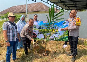 Jaga Jakarta Jaga Bekasi, PMJ Merdeka Polsek Setu Tanam 15 Pohon Bersama Masyarakat dan Pelajar