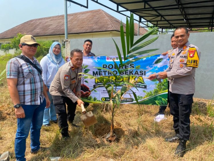 Jaga Jakarta Jaga Bekasi, PMJ Merdeka Polsek Setu Tanam 15 Pohon Bersama Masyarakat dan Pelajar