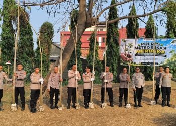 Jaga Jakarta Jaga Bekasi On The Spot, Polres Metro Bekasi Tanam Pohon Bersama Masyarakat Sambut HUT RI ke-81