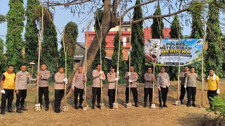 Jaga Jakarta Jaga Bekasi On The Spot, Polres Metro Bekasi Tanam Pohon Bersama Masyarakat Sambut HUT RI ke-81