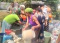 Polsek Serang Baru Dampingi Penyaluran 8.000 Liter Air Bersih untuk Warga Cilangkara