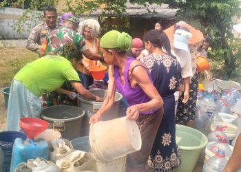 Polsek Serang Baru Dampingi Penyaluran 8.000 Liter Air Bersih untuk Warga Cilangkara