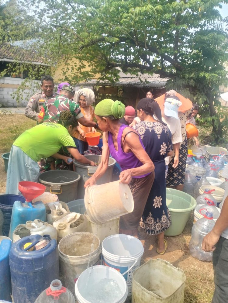 Polsek Serang Baru Dampingi Penyaluran 8.000 Liter Air Bersih untuk Warga Cilangkara