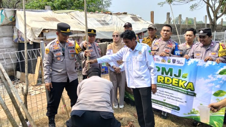 PMJ Merdeka, Polsek Tambun Selatan Tanam Pohon Bersama Masyarakat di Situ Cibeureum