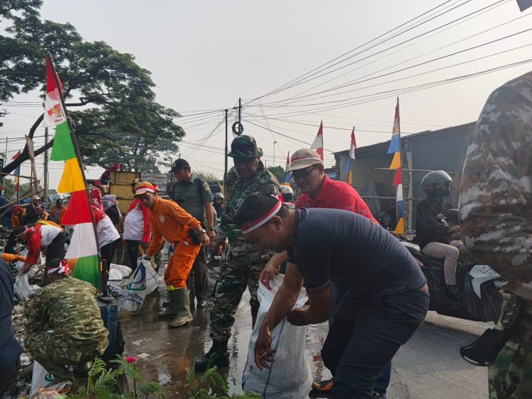 FORUM FARMASI KARAWANG KOLABORASI DENGAN TNI POLRI UNTUK GIAT BERSIH SUNGAI BERSAMA KODIM 0509/KAB BEKASI