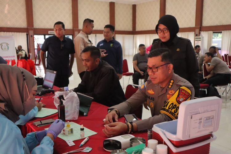 Semarak HUT RI ke-81, Plh Kapolres Metro Bekasi Pimpin Donor Darah dan Skrining Jantung