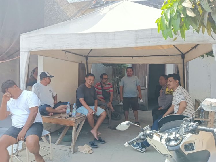 Bhabinkamtibmas Karangmekar Sambangi Warga Ajak Aktif Jaga Kamtibmas