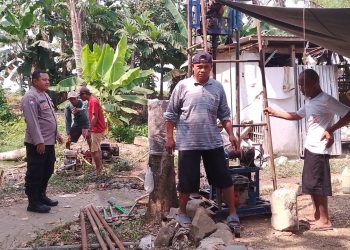 Jaga Jakarta Jaga Bekasi, Bhabinkamtibmas Sumberurip Monitor Pembuatan Sumur Bor untuk Warga Terdampak Kekeringan