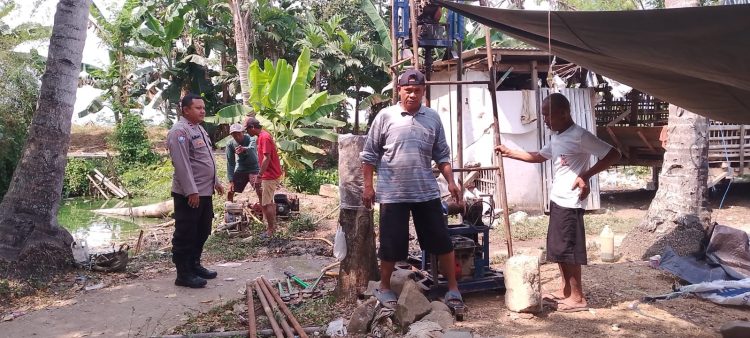 Jaga Jakarta Jaga Bekasi, Bhabinkamtibmas Sumberurip Monitor Pembuatan Sumur Bor untuk Warga Terdampak Kekeringan
