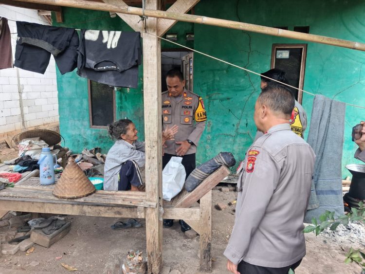 Jaga Jakarta Jaga Bekasi, Kapolsek Setu Salurkan Sembako kepada Warga Kurang Mampu di Kertarahayu