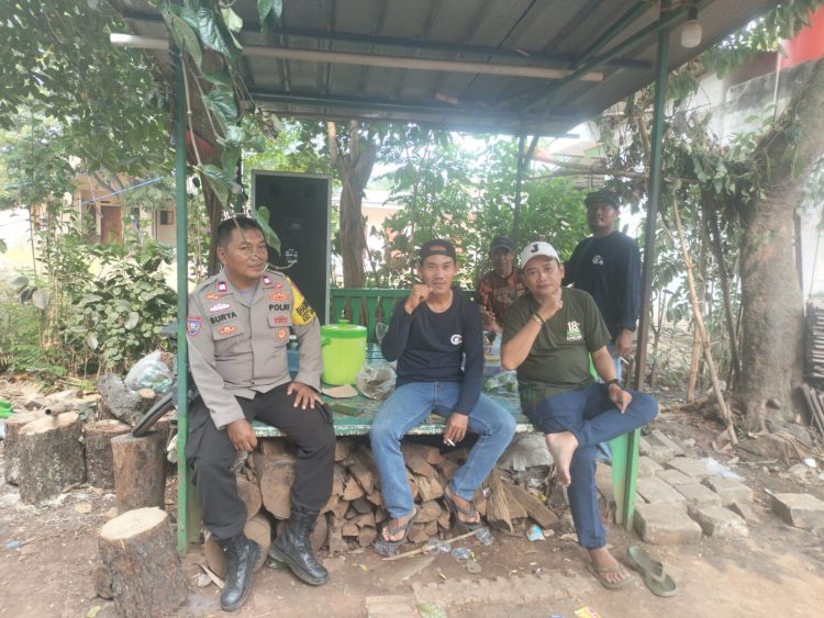 Jaga Jakarta Jaga Bekasi, Bhabinkamtibmas Polsek Serang Baru Sambangi Warga Sukasari Sampaikan Pesan Kamtibmas