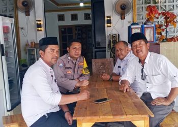 Jaga Jakarta Jaga Bekasi, Bhabinkamtibmas Sukawangi Sambangi Warga Karang Getak, Ajak Bersama Jaga Kamtibmas