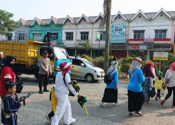 Kawal Karnaval PAUD HUT RI ke-81, Polsek Serang Baru Lakukan Pengamanan dan Pengaturan Lalu Lintas